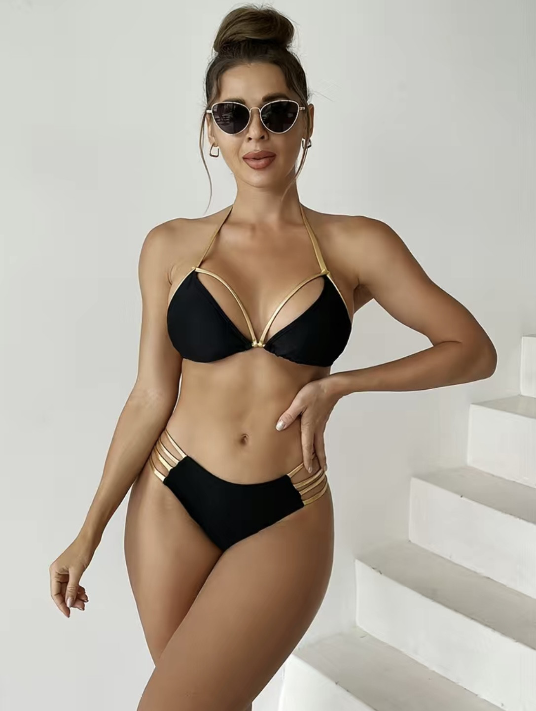 Ensemble bikini 2 pièces à bretelles ajourées avec bordure dorée, maillot de bain noir très extensible avec col licou et dos nu, maillots de bain et vêtements pour femmes